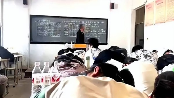 凤凰配资 网友怒了！副校长监控中看到老教师的课堂10人睡觉，在微信群指责